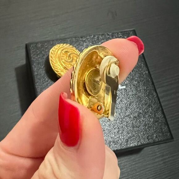 100% Authentic Chanel Logo Earrings Gold Brass Clip On - With Box - Picture 4 of 12